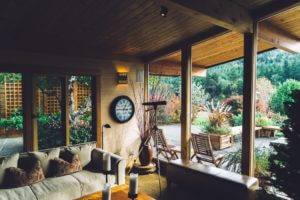 Un intérieur décorés en bois, veranda donnant sur le jardin. Architecte d'intérieur