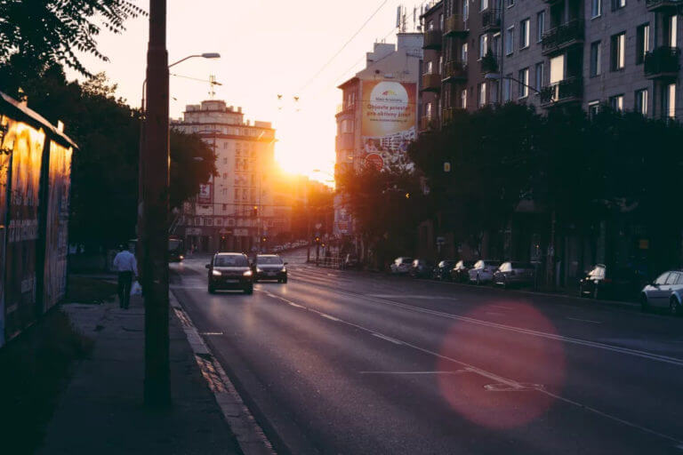 Rue paisible au couché du soleil. Slowlife