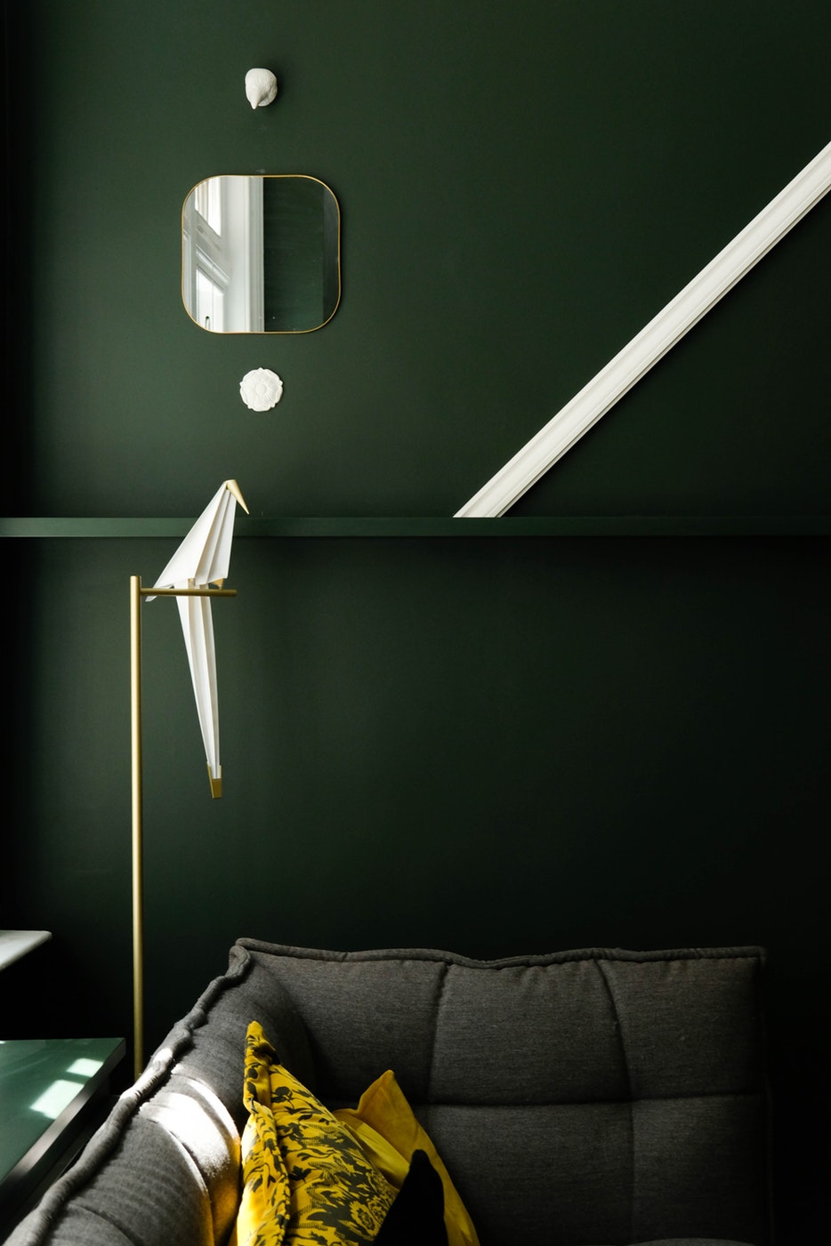 Prestations et tarifs = Photo d'une décoration d'intérieur aux couleurs vertes et blanche avec un canapé au premier plan