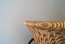 Chaise osier responsable peinture gris
